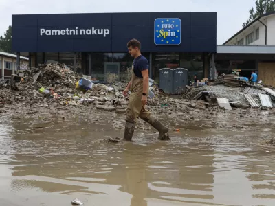 - odpadki po poplavi.- Nazarje - odpravljanje posledic poplav – sanacija škode - PREGLED LETA 2023 - 09.08.2023 - Najhujša naravna ujma v zgodovini Slovenije - prizadeti dve tretjini države - ujma - poplave – zemeljski plazovi – neurja -  //FOTO: Bojan Velikonja