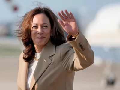 FILE PHOTO: U.S. Vice President Kamala Harris waves upon arrival at Joint Base Andrews in Maryland, July 27, 2024. Stephanie Scarbrough/Pool via REUTERS/File Photo