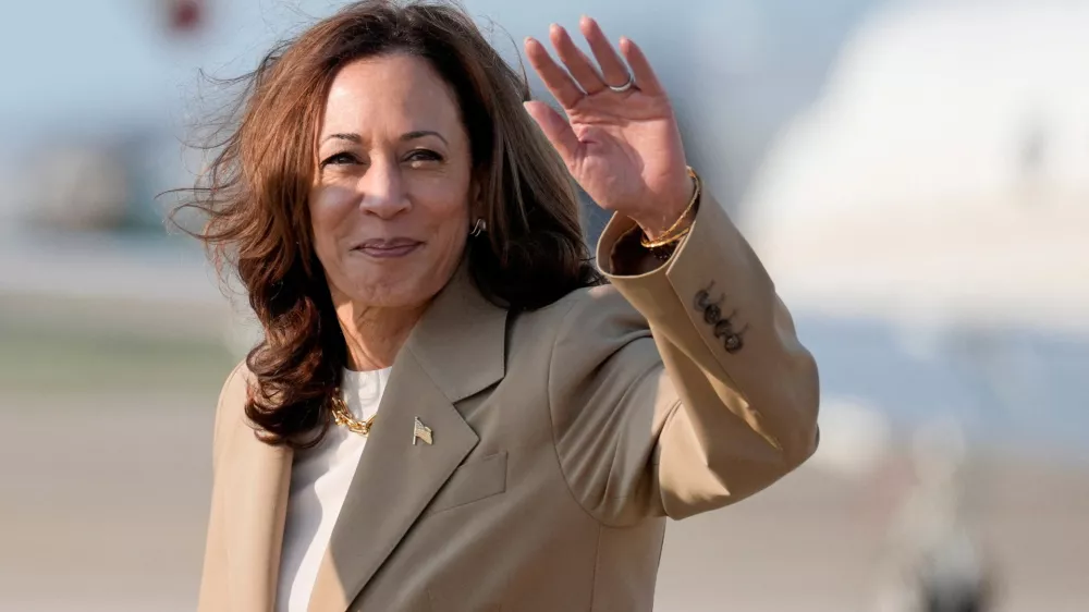 FILE PHOTO: U.S. Vice President Kamala Harris waves upon arrival at Joint Base Andrews in Maryland, July 27, 2024. Stephanie Scarbrough/Pool via REUTERS/File Photo