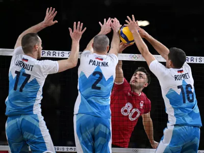 Paris 2024 Olympics - Volleyball - Men's Preliminary Round - Pool A - Slovenia vs Canada - South Paris Arena 1, Paris, France - July 28, 2024. Eric Loeppky of Canada in action with Tine Urnaut, Alen Pajenk and Gregor Ropret of Slovenia REUTERS/Annegret Hilse