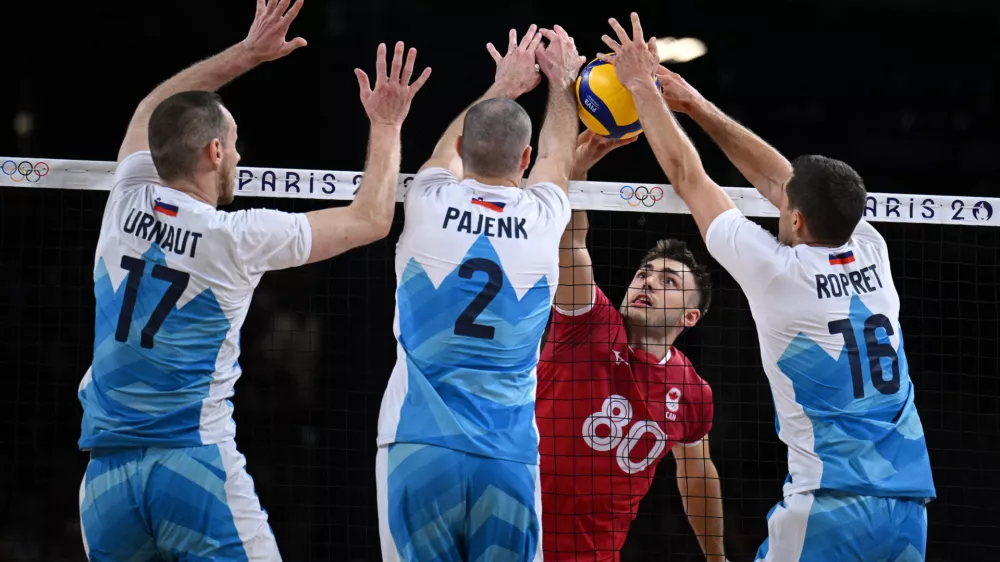 Paris 2024 Olympics - Volleyball - Men's Preliminary Round - Pool A - Slovenia vs Canada - South Paris Arena 1, Paris, France - July 28, 2024. Eric Loeppky of Canada in action with Tine Urnaut, Alen Pajenk and Gregor Ropret of Slovenia REUTERS/Annegret Hilse