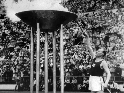 Paavo Nurmi je na olimpijskih igrah leta 1952 v Helsinkih prižgal olimpijski ogenj.

 

 

 