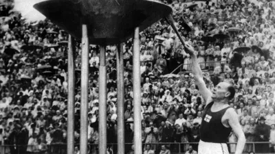 Paavo Nurmi je na olimpijskih igrah leta 1952 v Helsinkih prižgal olimpijski ogenj.

 

 

 