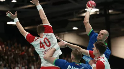 Paris 2024 Olympics - Handball - Men's Preliminary Round Group A - Slovenia vs Croatia - South Paris Arena 6, Paris, France - July 29, 2024. Nikola Grahovac of Croatia attempts to block as Borut Mackovsek of Slovenia scores a goal REUTERS/Paul Childs