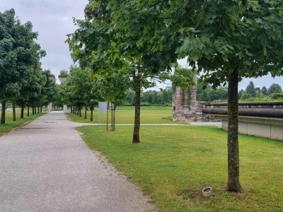 Poškodovane tablice z imeni donatorjev dreves

 

 