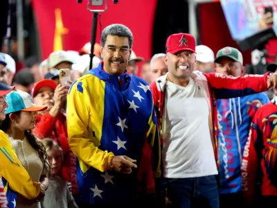 HANDOUT - 29 July 2024, Venezuela, Caracas: Nicolas Maduro (Center L), Venezuela's President, celebrates his re-election. Photo: -/Prensa Miraflores/dpa - ATENCIÓN: Sólo para uso editorial y mencionando el crédito completo