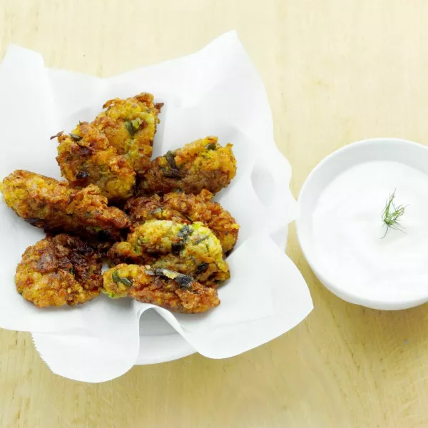 Greek zucchini fritters with tzatziki / Foto: Athina Psoma