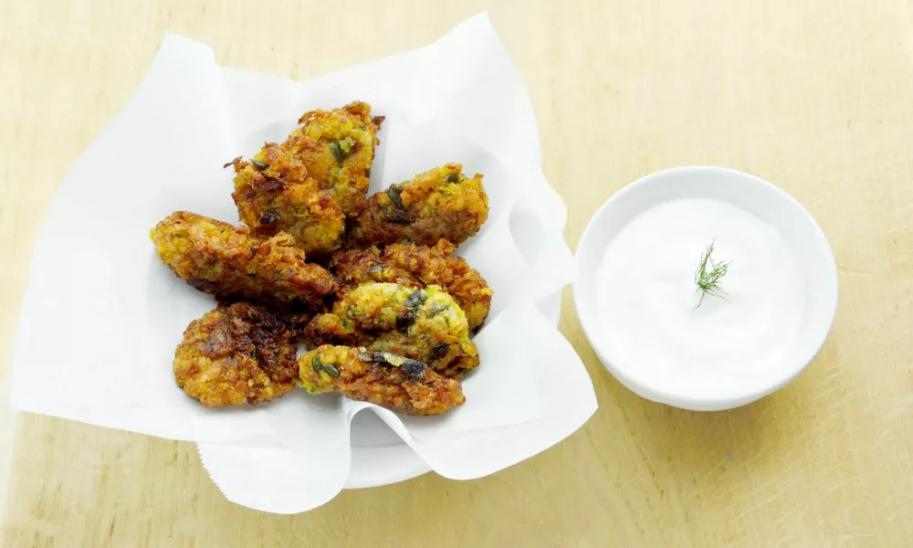 Greek zucchini fritters with tzatziki / Foto: Athina Psoma