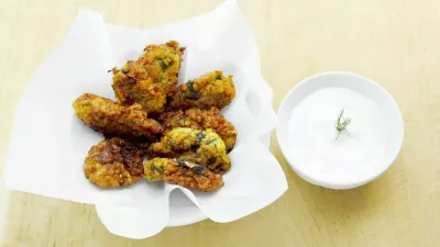 Greek zucchini fritters with tzatziki / Foto: Athina Psoma