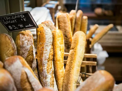 Closeup of fresh golden standard baked baguette loaves in bakery basket / Foto: Ablokhin