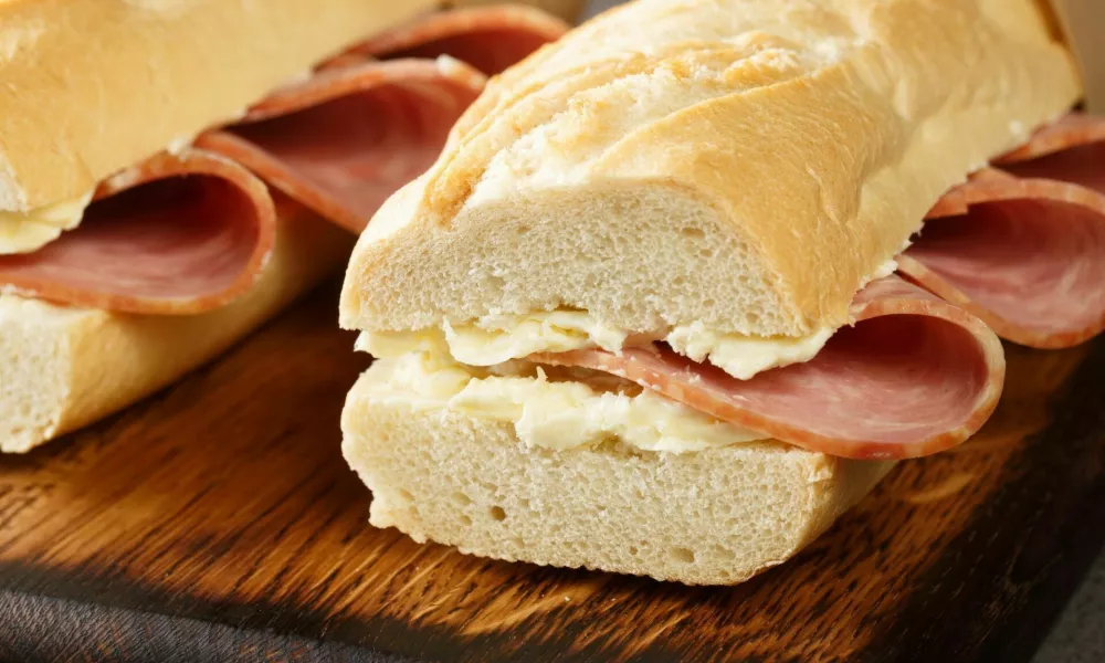 Tasty jambon-beurre is a French ham sandwich made of a fresh baguette sliced open, spread with salty butter, and filled with slices of ham / Foto: Alleko