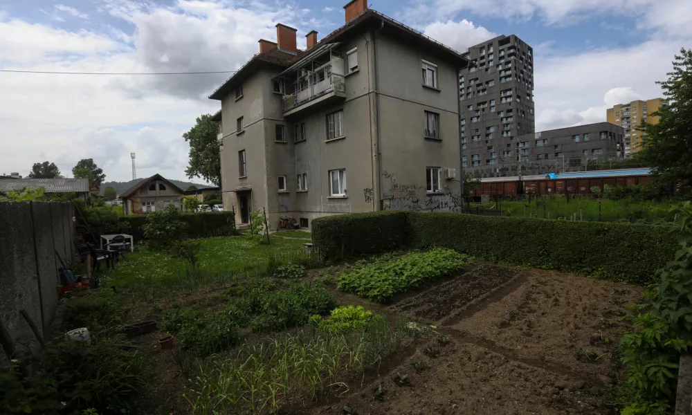 20.5.2024 - Šmartinska cesta - hiše predvidene za rušenje - preselitev na drugo lokacijo - podvoz pri Orto barFOTO: Luka Cjuha