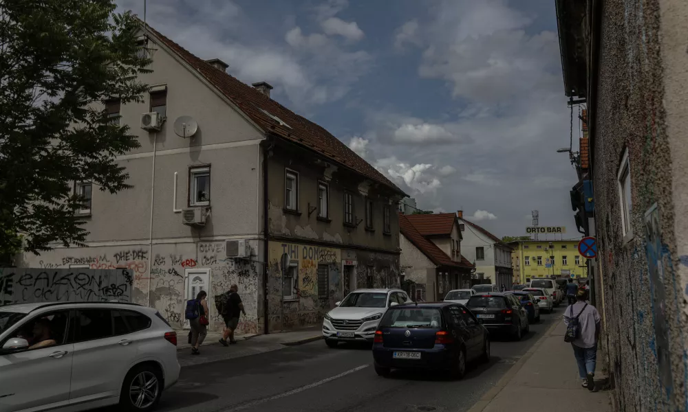 20.5.2024 - Šmartinska cesta - hiše predvidene za rušenje - preselitev na drugo lokacijo - podvoz pri Orto barFOTO: Luka Cjuha