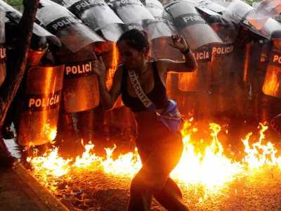 A demonstrator reacts when Molotov cocktails hit the ground in front of security forces during protests against election results after Venezuela's President Nicolas Maduro and his opposition rival Edmundo Gonzalez claimed victory in Sunday's presidential election, in Puerto La Cruz, Venezuela July 29, 2024. REUTERS/Samir Aponte  TPX IMAGES OF THE DAY