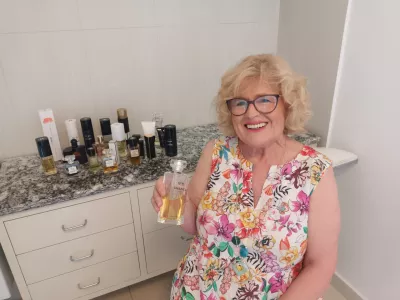 Maja Milohnoja Berčič strast do medicine dopolnjuje tudi s posebnim hobijem - zbiranjem parfumov. / Foto: Meta Černoga / Foto: Meta Černoga