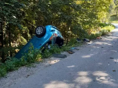 Voznica je zaradi neprilagojene hitrosti izgubila nadzor nad vozilom.