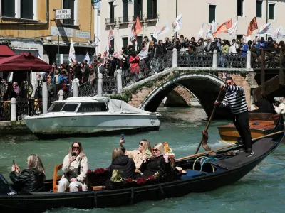 People protest against the introduction of the registration and tourist fee to visit the city of Venice for day trippers introduced by Venice municipality in a move to preserve the lagoon city often crammed with tourists in Venice, Italy, April 25. REUTERS/Manuel Silvestri