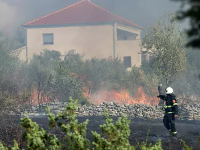 Pri Šibeniku in Trogirju spet gori. Foto: FB Vatrogasci - 193