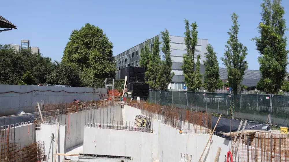 31.07.2024. Gradbišče novega študentskega doma na Dečkovi cesti v Ljubljani.//FOTO: Bojan Velikonja