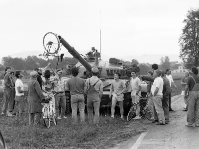 - VOJNA ZA SLOVENIJO 1991 - Brnik - veselje domainov ob pokvarjenem tanku JNA//FOTO: Toma SkaleOPOMBA: REPORTAA ZA OBJEKTIV 2021