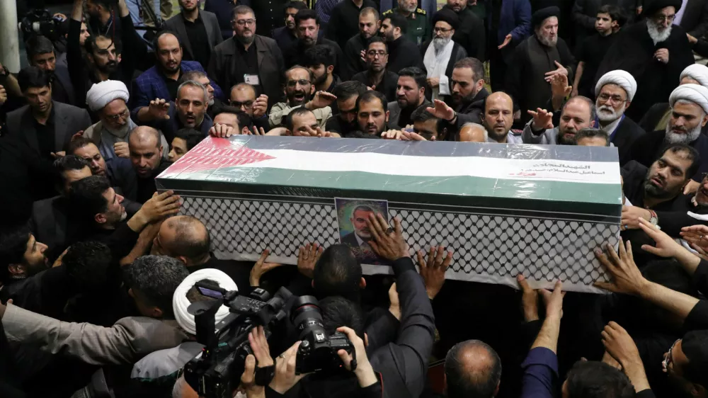 HANDOUT - 01 August 2024, Iran, Tehran: People carry the coffin of Hamas Political leader Ismail Haniyeh, who was assassinated in the Iranian Capital, during his funeral ceremony at Tehran University in Tehran. Photo: Iranian Supreme Leader's Office/ZUMA Press Wire/dpa - ATTENTION: editorial use only and only if the credit mentioned above is referenced in full