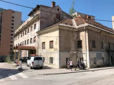 Hotel Pošta na Jesenicah že desetletja neslavno propada, zdaj bodo podrli vsaj mansardni del. Foto: Eva Branc