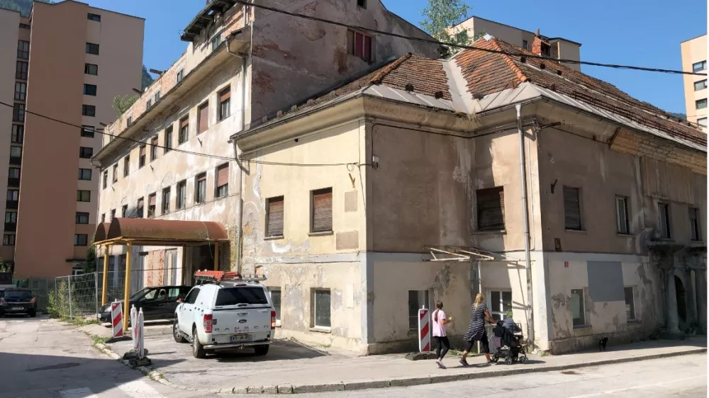 Hotel Pošta na Jesenicah že desetletja neslavno propada, zdaj bodo podrli vsaj mansardni del. Foto: Eva Branc