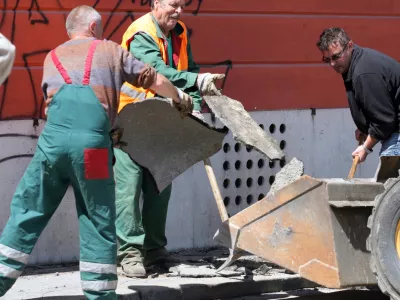 Kostno-mišična obolenja so v Sloveniji vzrok za četrtino bolniških odsotnosti, pogosto vodijo tudi v invalidnost. Foto: Luka Cjuha 