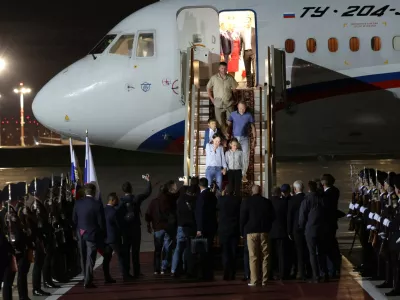 HANDOUT - 01 August 2024, Russia, Moscow: Russian President Vladimir Putin (C) welcomes prisoners released following the swap deal at Vnukovo International Airport in Moscow. Photo: -/KREMLIN/dpa - ATTENTION: editorial use only and only if the credit mentioned above is referenced in full