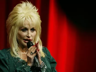 U.S. singer Dolly Parton speaks at the launch of her Imagination Library book project at the Magna Centre in Sheffield, northern England December 5, 2007. REUTERS/Nigel Roddis   (BRITAIN)