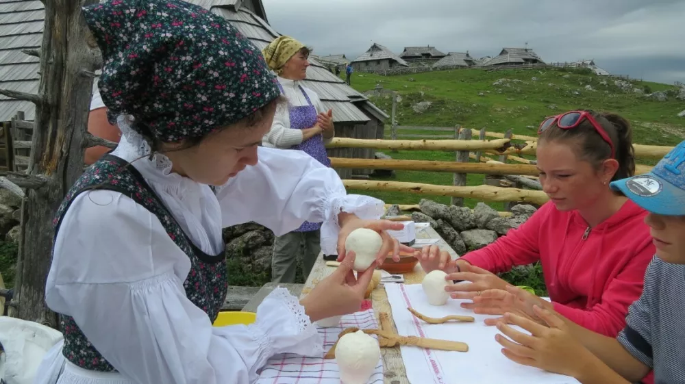 V nedeljo se bo pred Preskarjevim muzejem na Veliki planini že tradicionalno odvijal dan trniča.