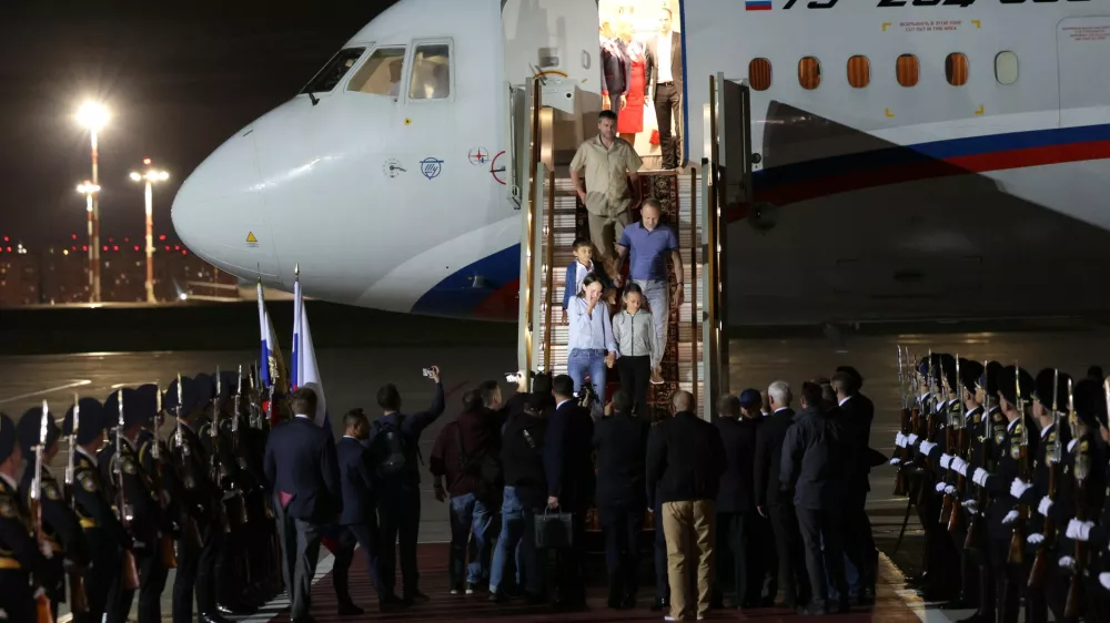 FILED - 01 August 2024, Russia, Moscow: Russian President Vladimir Putin (C) welcomes prisoners released following the swap deal at Vnukovo International Airport in Moscow. Photo: -/KREMLIN/dpa - ATTENTION: editorial use only and only if the credit mentioned above is referenced in full