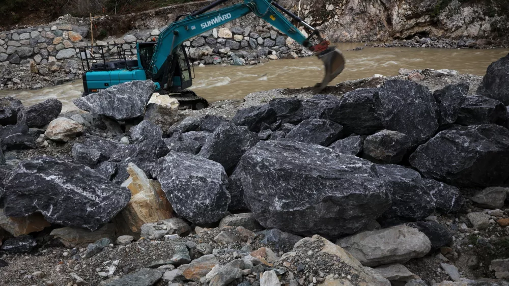 Crna na Koroskem.Leto dni po ujmi obcine na Koroskem pospeseno sanirajo plazove, ceste in drugo infrastrukturo.Sanacija struge Meze v Crni na Koroskem.