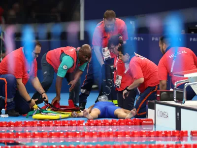 02 August 2024, France, Paris: Medical staff treat Slovakia's Tamara Potocka after she collapsed following a heat of the women's 200m individual medley swimming event at the Paris La Defence Arena during the Paris 2024 Olympic Games. Photo: Isabel Infantes/PA Wire/dpa