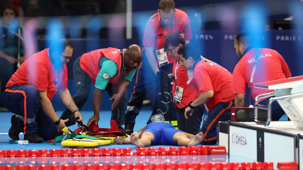 02 August 2024, France, Paris: Medical staff treat Slovakia's Tamara Potocka after she collapsed following a heat of the women's 200m individual medley swimming event at the Paris La Defence Arena during the Paris 2024 Olympic Games. Photo: Isabel Infantes/PA Wire/dpa