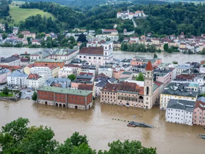 04 June 2024, Bavaria, Passau: Parts of the old town are flooded by the Danube. After heavy rainfall, many places in Bavaria continue to be flooded. Photo: Armin Weigel/dpa