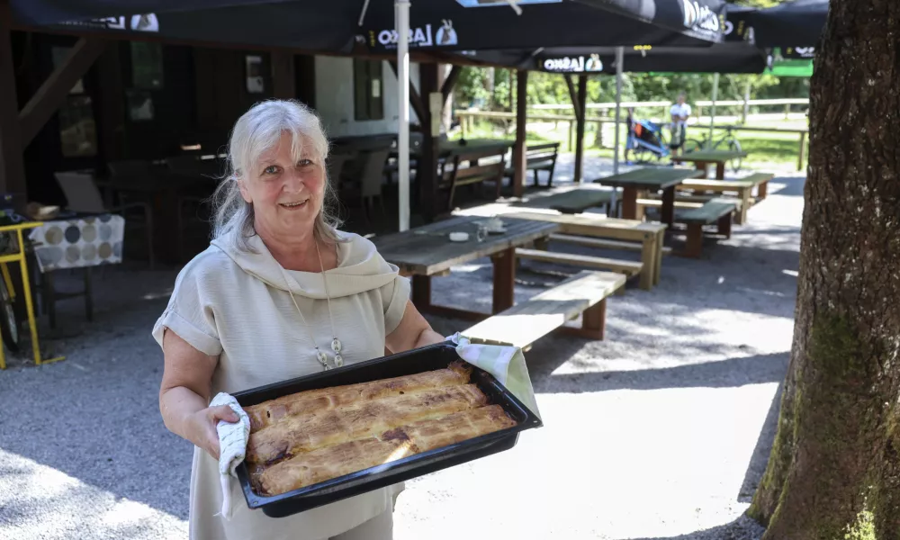 Mirjam Suhadolnik s svojim legendarnim zavitkom, ki ga rada postreže tudi s Cankarjevimi verzi.