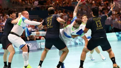 Paris 2024 Olympics - Handball - Men's Preliminary Round Group A - Japan vs Slovenia - South Paris Arena 6, Paris, France - August 02, 2024. Dean Bombac of Slovenia in action with Hiroyasu Tamakawa and Shuichi Yoshida of Japan REUTERS/Bernadett Szabo