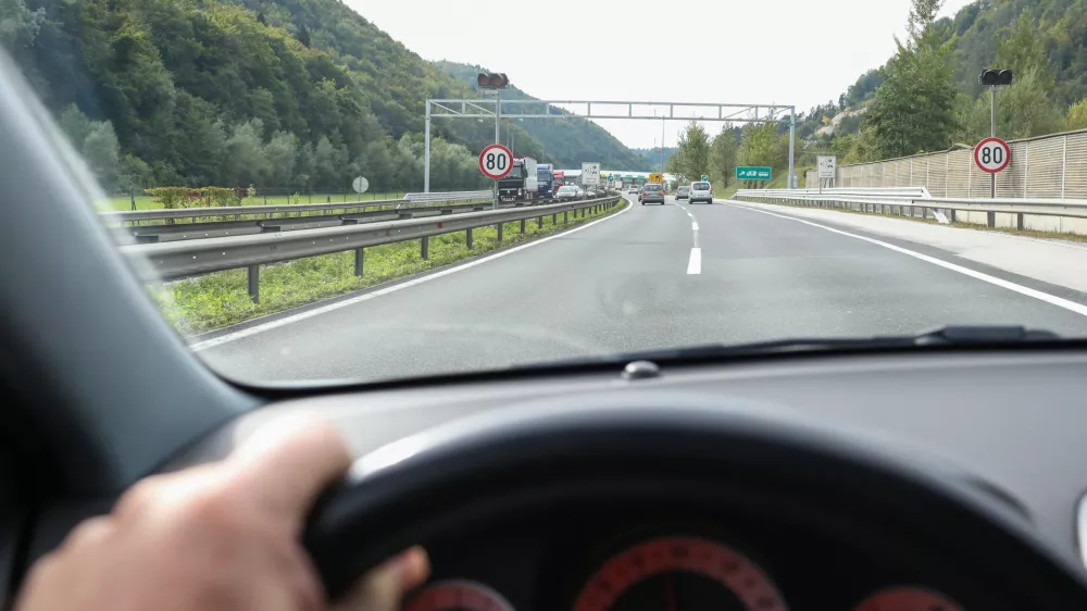 ﻿- 18.09.2017 - štajerska avtocesta - DARS cestninski nadzorni portal za elektronsko cestninjenje tovornih vozil -   //FOTO: Bojan Velikonja