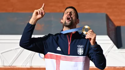 04 August 2024, France, Paris: Serbia's gold medallist Novak Djokovic celebrates during the medal ceremony of the tennis competition at Roland-Garros Stadium, during the Paris 2024 Olympics Games. Photo: Marijan Murat/dpa