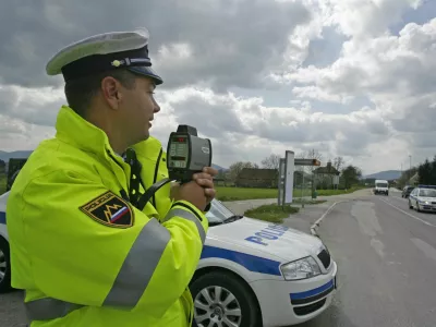 - Policija - policijska akcija Hitrost - počasneje je varneje, v okviru katere bo poostrila nadzor na cestah. - radar - meritev hitrosti, kontrola - Log pri Brezovici - glavni cilj akcije je po navedbah policije zmanjšanje števila prometnih nesreč zaradi hitrosti.//FOTO: Luka CjuhaOPOMBA: ZA OBJAVO V ČASOPISU DNEVNIK