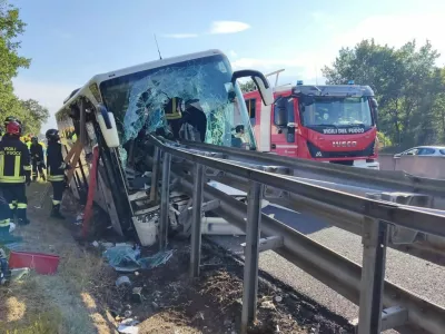 V hudi nesreči avtobusa na poti med Rimom in Firencami je umrl en turist s Kitajske, več jih je bilo poškodovanih. 