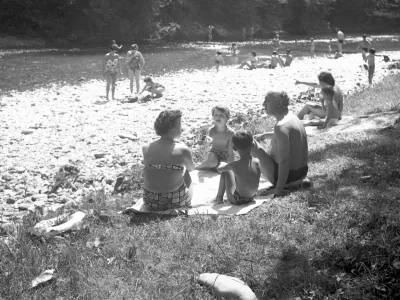 Sončni dnevi so tudi avgusta 1962 že v jutranjih urah na mestne bazene in ob obrežja potokov, jezer in rek zvabili številne kopalce. / Foto: Marjan Ciglič, hrani Muzej novejše in sodobne zgodovine Slovenije