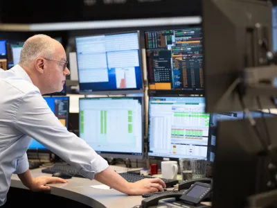 05 August 2024, Hesse, Frankfurt_Main: Traders follow price developments on their monitors at the Frankfurt Stock Exchange. Photo: Boris Roessler/dpa