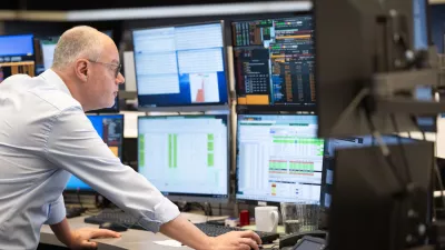 05 August 2024, Hesse, Frankfurt_Main: Traders follow price developments on their monitors at the Frankfurt Stock Exchange. Photo: Boris Roessler/dpa