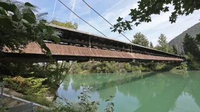 Stara viseča brv je bila vpisana v register nepremične kulturne dediščine. Foto: Tomaž Skale 