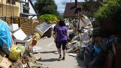 Po naravnih nesrečah se število sklenjenih zavarovanj nekoliko poveča, a običajno kmalu spet umiri ali vrne na podobno raven kot pred tem, opažajo v Zavarovalnici Triglav. Na fotografiji odpravljanje posledic lanskih poplav v Sneberjah. Foto: Bojan Velikonja 