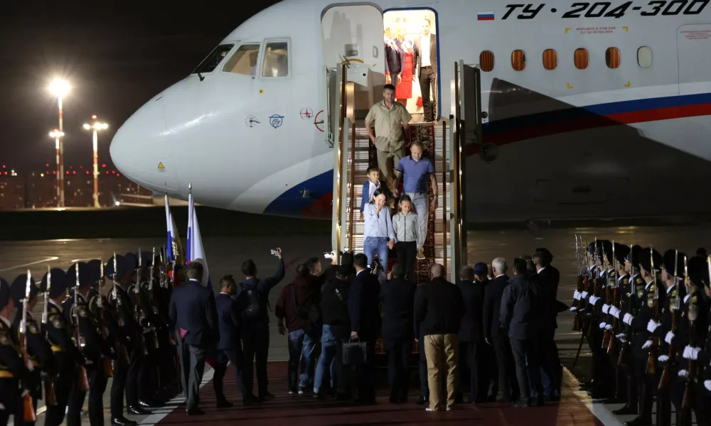 HANDOUT - 01 August 2024, Russia, Moscow: Russian President Vladimir Putin (C) welcomes prisoners released following the swap deal at Vnukovo International Airport in Moscow. Photo: -/KREMLIN/dpa - ATTENTION: editorial use only and only if the credit mentioned above is referenced in full