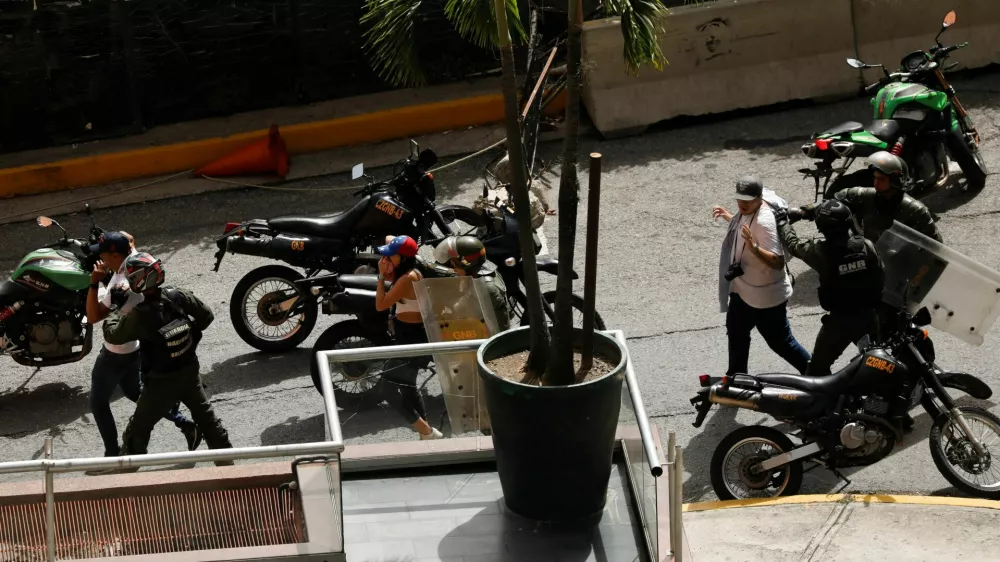 Bolivarian National Guard detain demonstrators during protests against results of the presidential election that awarded Venezuela's President Nicolas Maduro with a third term, in Caracas, Venezuela July 30, 2024. REUTERS/Leonardo Fernandez Viloria