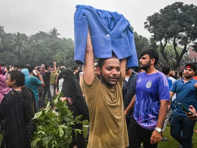 05 August 2024, Bangladesh, Dhaka: Locals loot possessions at Prime Minister Hasina's residence. Thousands of people in Bangladesh celebrated the resignation of the prime minister. The protests in Bangladesh, which began in July for the abolition of the quota system in government jobs, culminated on August 5 when Bangladesh's military chief announced an interim government after Prime Minister Hasina fled the country due to the violent nationwide protests. Photo: Zabed Hasnain Chowdhury/SOPA Images via ZUMA Press Wire/dpa